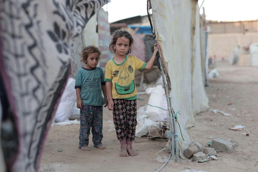 deux enfants dans une tente